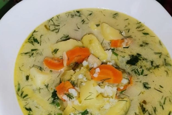 Zupa ogórkowa z ziemniakami i ryżem