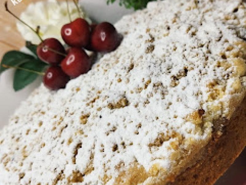 Ciasto drożdżowe łyżką mieszane z czereśniami i kruszonką