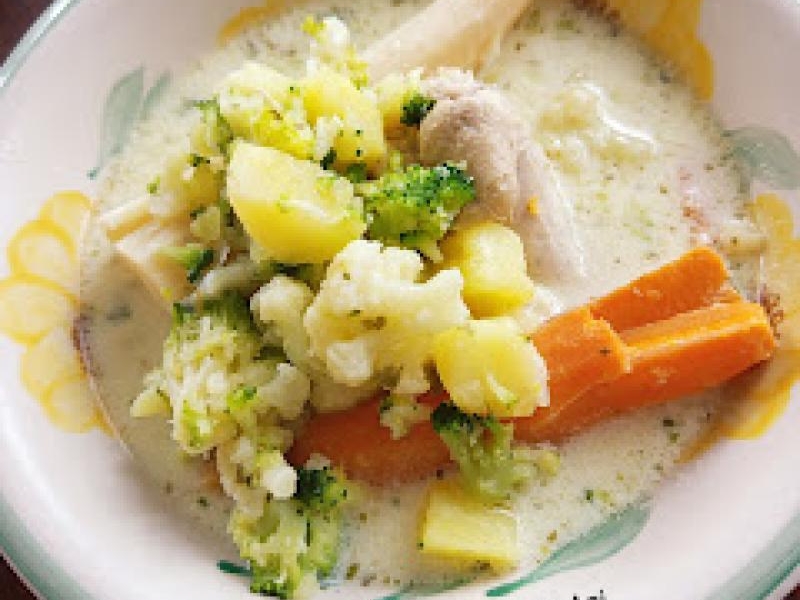 Zupa kalafiorowa z brokułem na skrzydełkach drobiowych