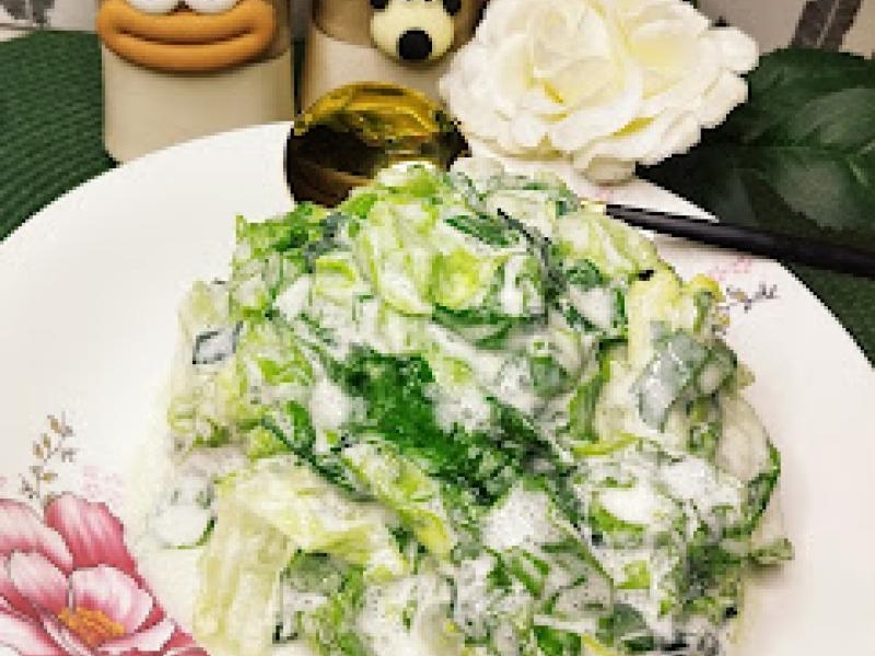 Surówka z sałaty masłowej na słodko-kwaśno ze szczypiorem i śmietaną