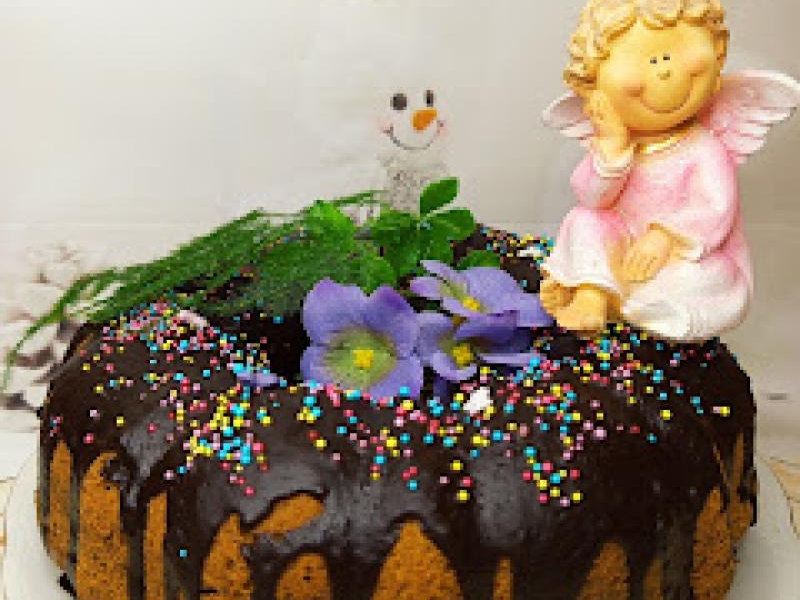 Wilgotna babka na oleju i śmietanie z makiem