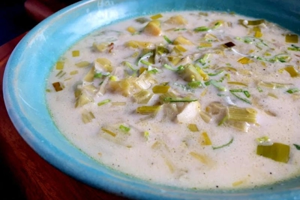 wegetariańska zupa porowo ziemniaczana z mlekiem kokosowym
