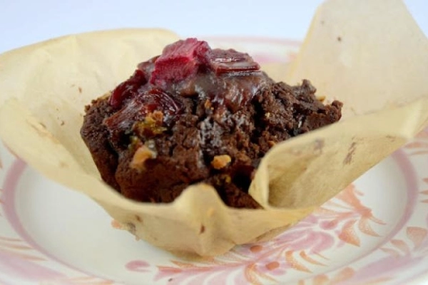 mocno czekoladowe muffiny z rabarbarem w miodzie i kardamonie