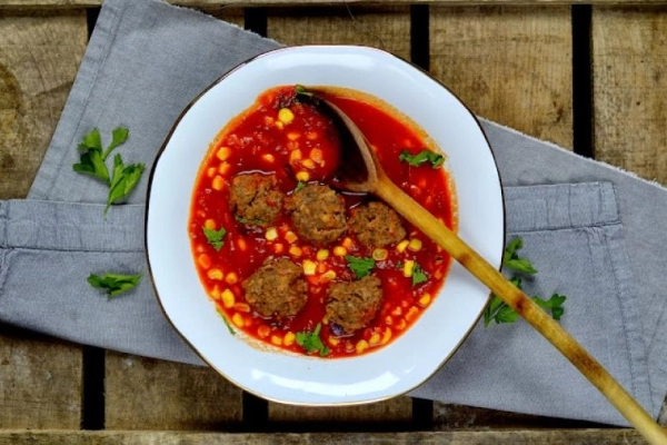 gęsta zupa pomidorowa z kulkami mięsnymi i kukurydzą