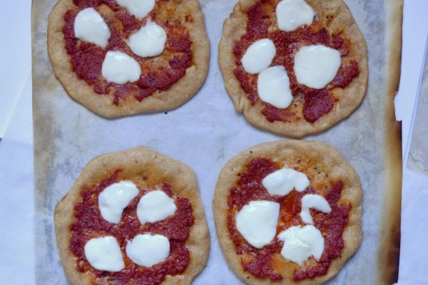 szybka mini pizza z mąki orkiszowej z czarnuszką