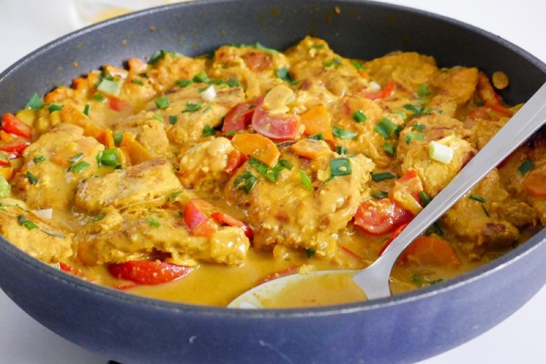 Kurczak z warzywami w sosie curry