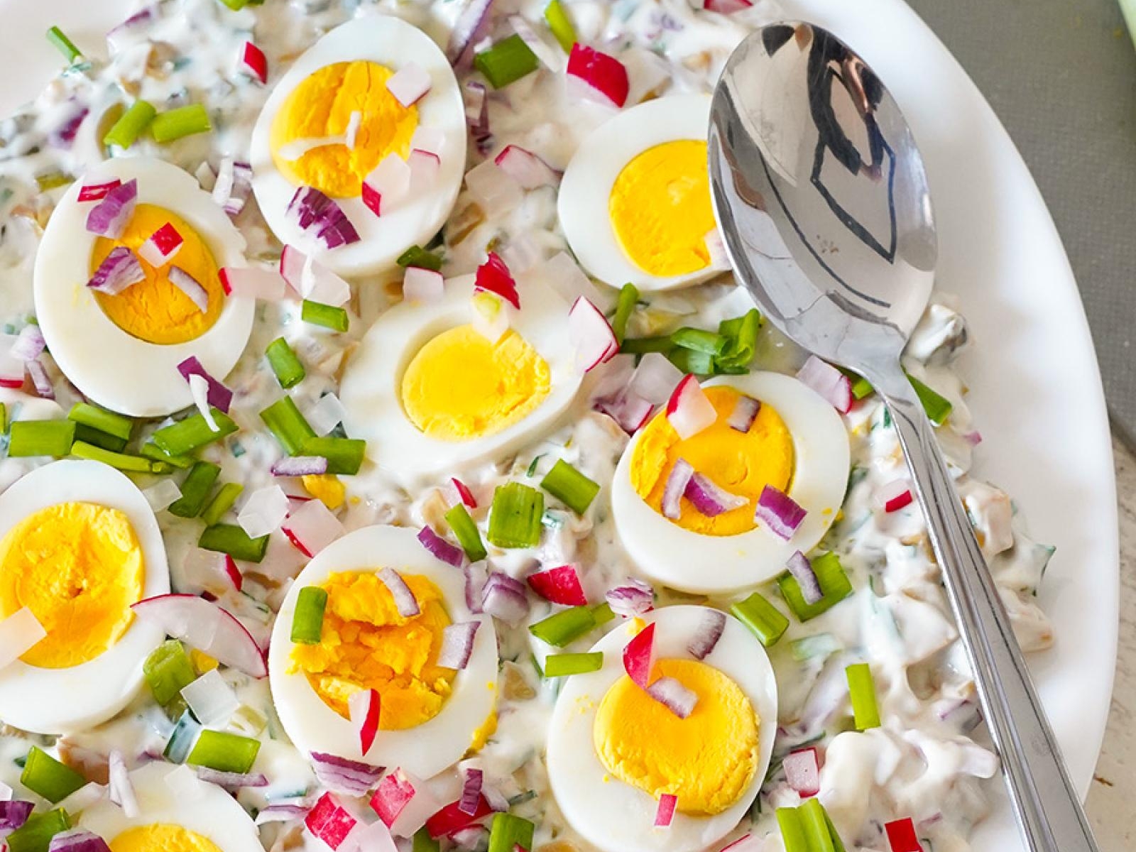 Jajka w sosie z pieczarkami i ogórkiem