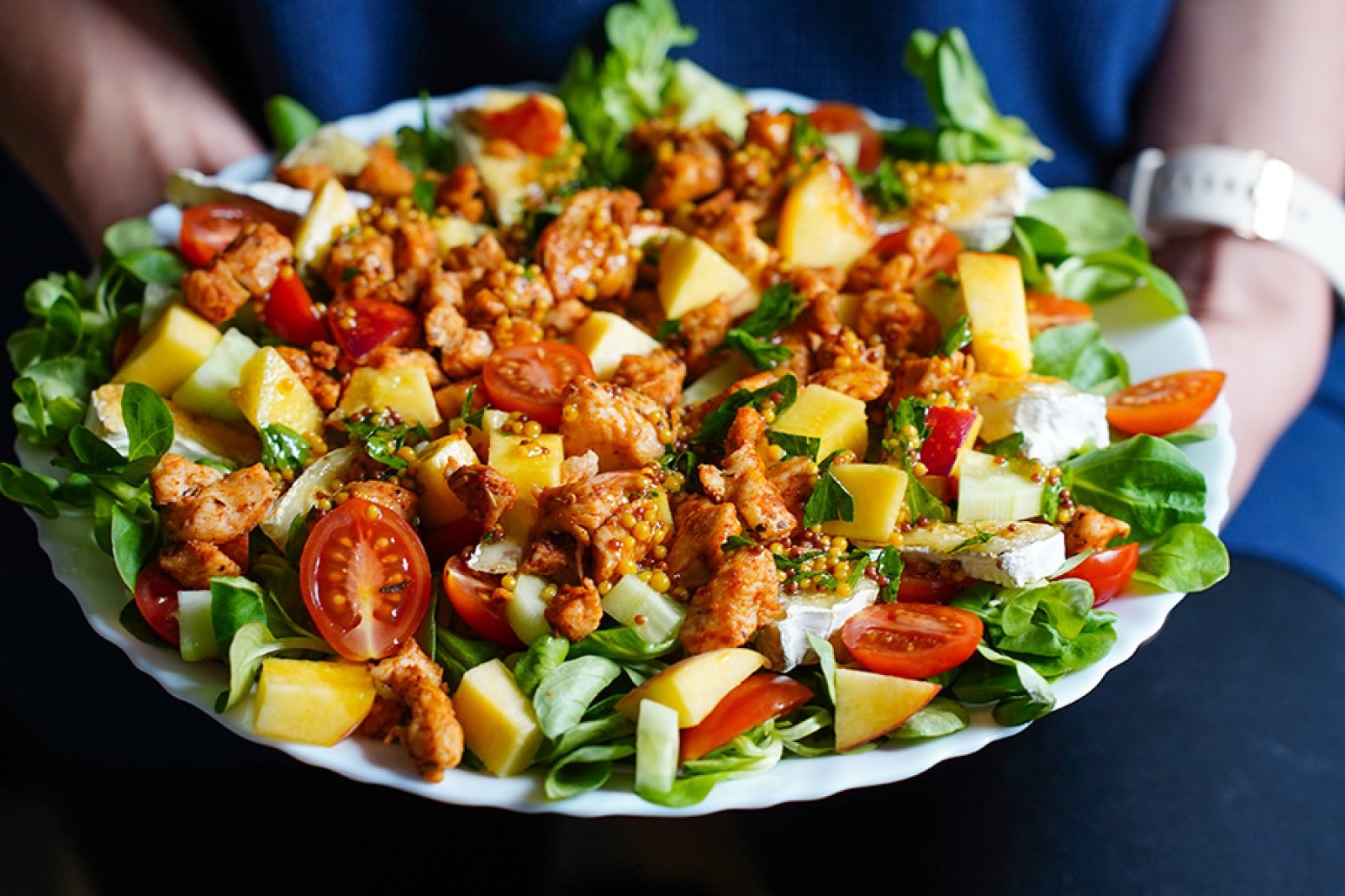 Sałatka z kurczakiem i serem camembert