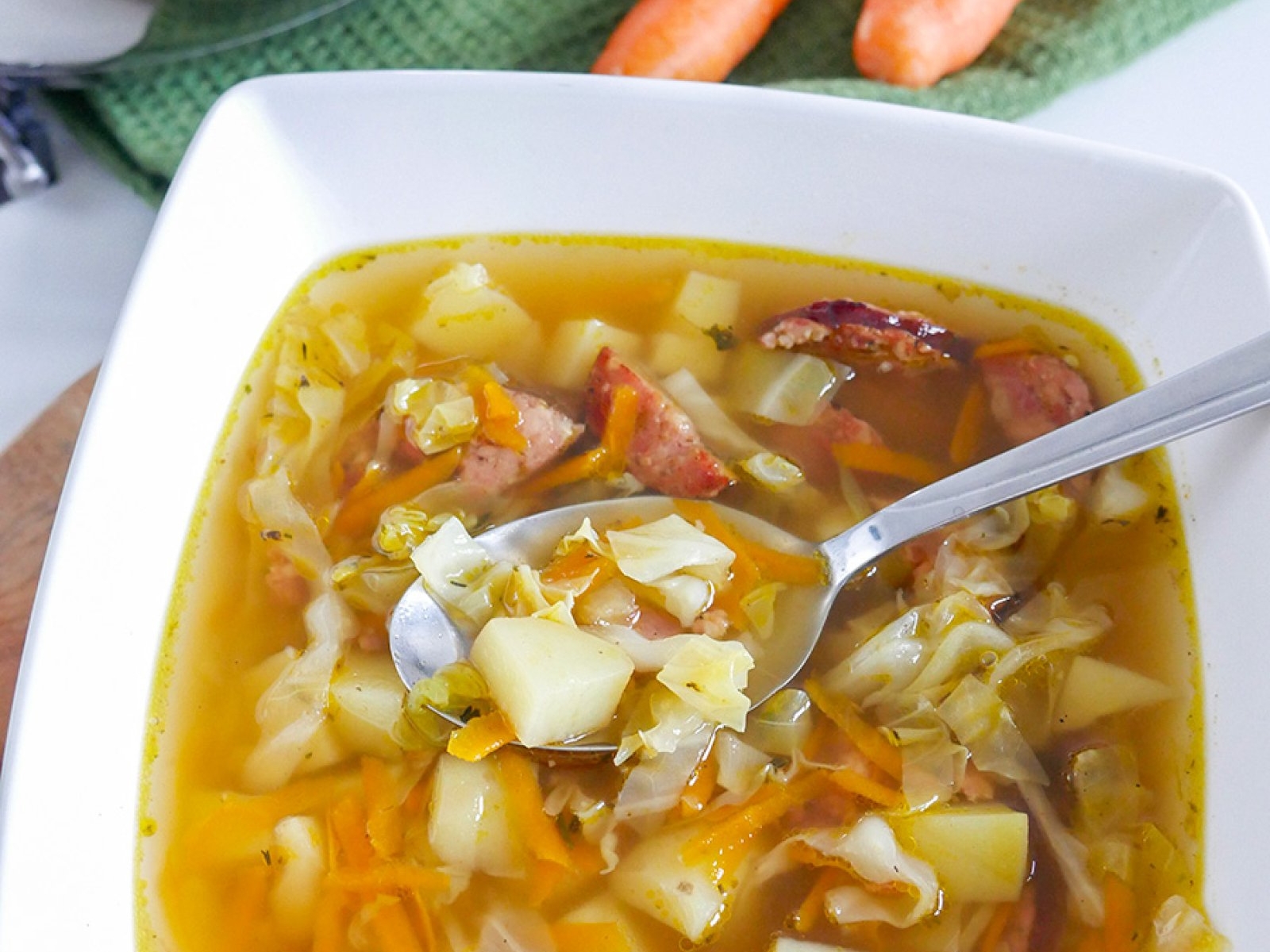 Zupa z młodej kapusty z kiełbasą i ziemniakami