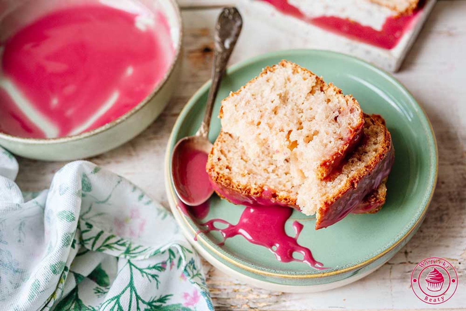 Babka malinowa z malinowym budyniem