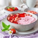Truskawkowy jogurt z chia