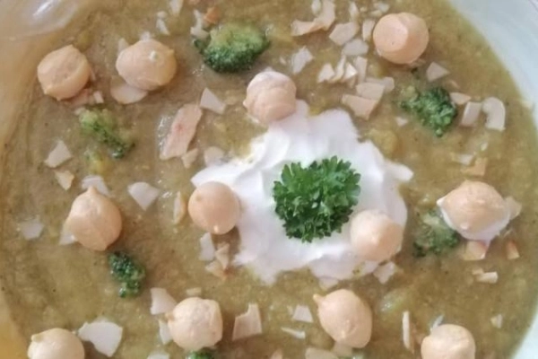Zupa krem z brokułów z groszkiem ptysiowym i prażonymi migdałami