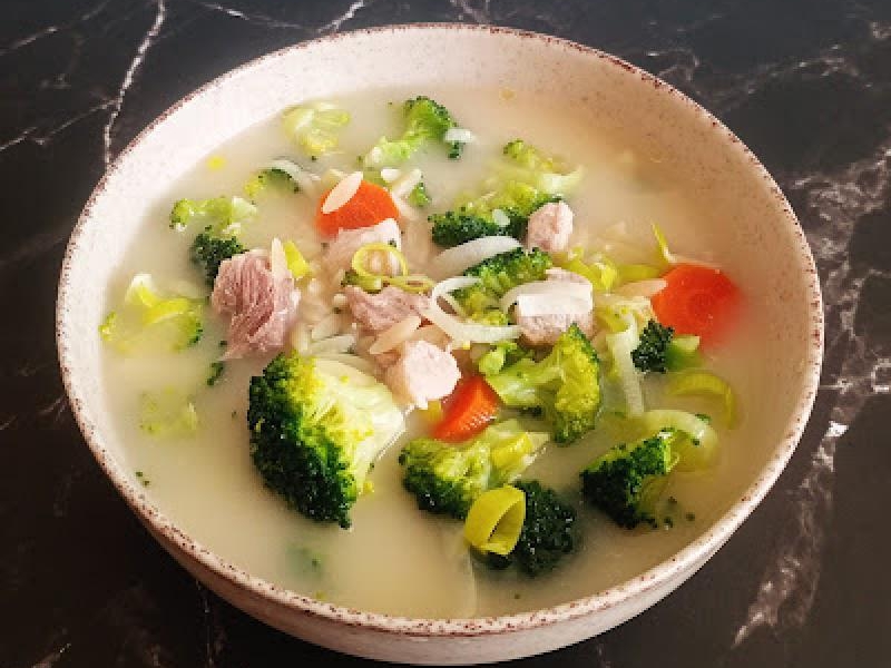 Zupa brokułowa z mięsem i makaronem Orzo