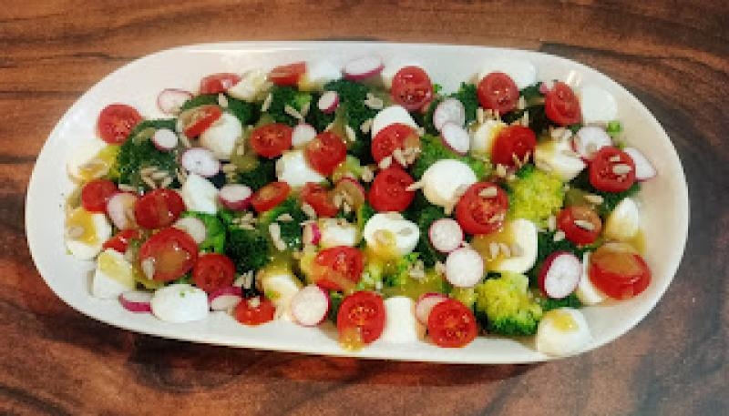 Sałatka brokułowa z mozzarellą