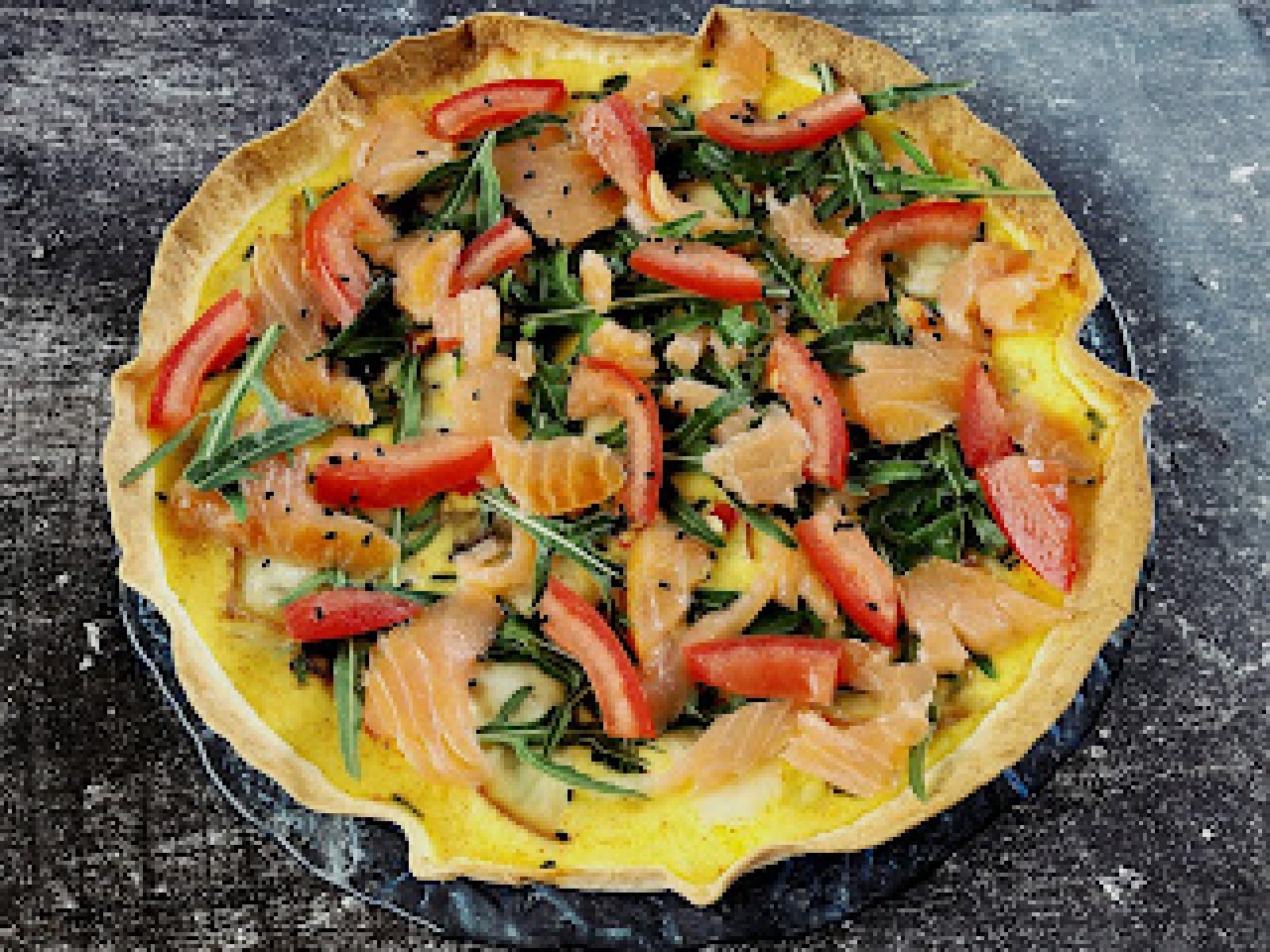 Omlet w tortilli z serkiem wiejski i warzyw