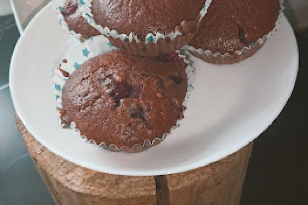 Kakaowe muffinki z borówkami.