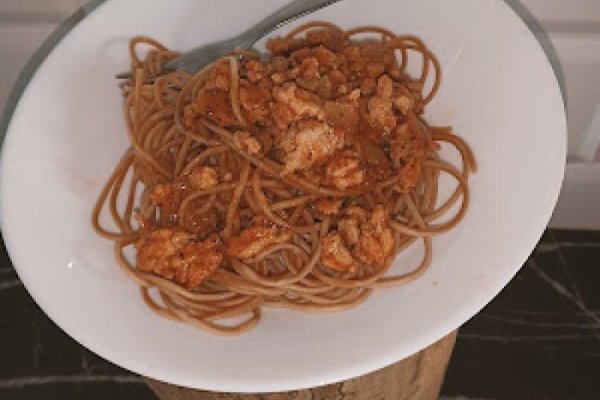 Spaghetti z mielonym mięsem i sosem pomidorowym.