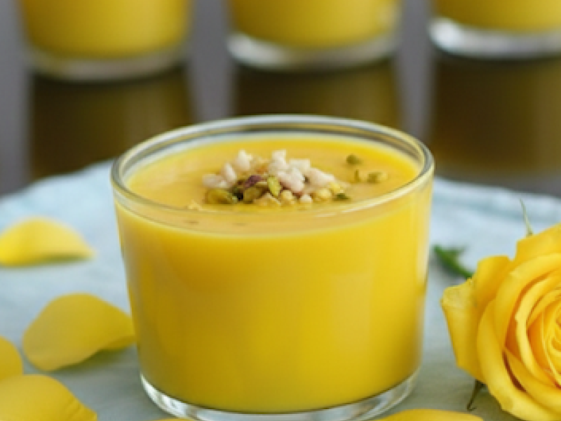 Mahallabia – kremowy arabski deser o smaku mleka, wanilii i róż