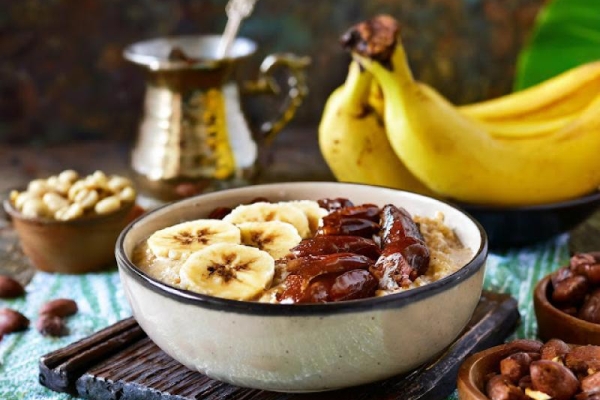 Owsianka kawowa z bananem, daktylami i orzechami brazylijskimi / Coffee oatmeal with banana, dates and brazil nuts