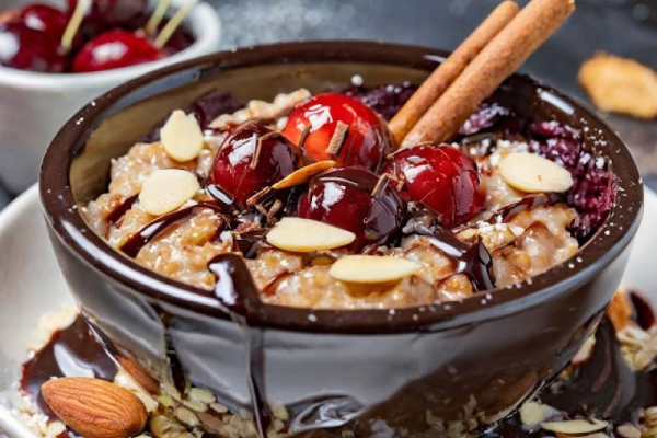 Owsianka korzenna z wiśniami w syropie, migdałami i czekoladą / Oatmeal with cherries in syrup, almonds and chocolate