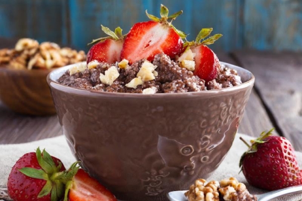 Owsianka czekoladowa z mrożonymi truskawkami i orzechami włoskimi / Chocolate oatmeal with frozen strawberry and walnuts