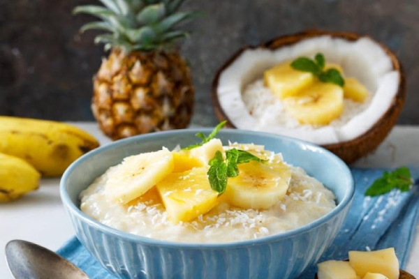 Owsianka kokosowa z ananasem i bananem / Coconut oatmeal with pineapple and banana