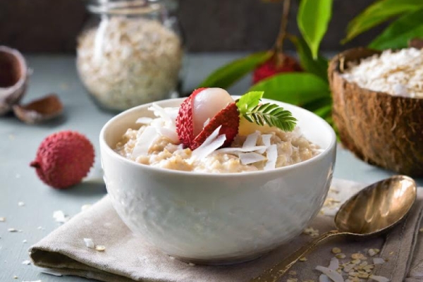 Owsianka jogurtowa z liczi i płatkami kokosa / Yogurt oatmeal with lychee and coconut flakes