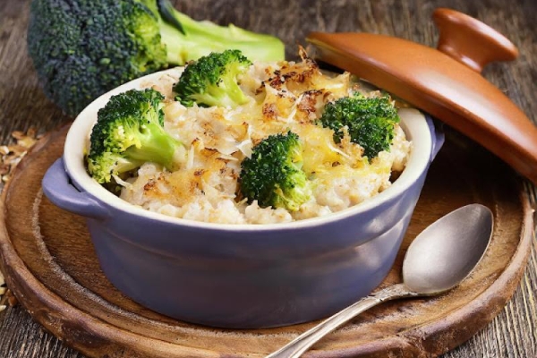 Owsianka pieczona z brokułem, serem i cebulą / Baked oatmeal with broccoli, cheese and onion