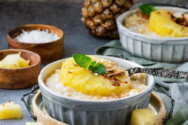 Owsianka pieczona z ananasem i wiórkami kokosa / Baked oatmeal with pineapple and coconut