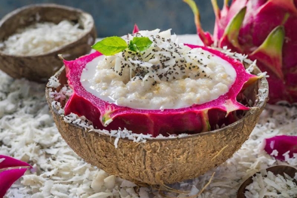 Owsianka kokosowa z pitają / Coconut oatmeal with pitaya
