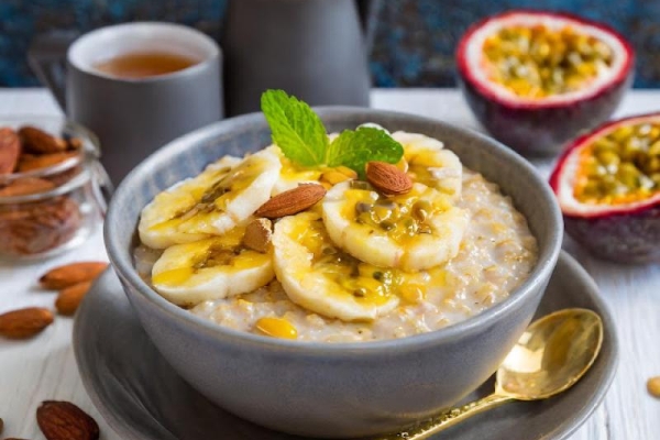 Owsianka herbaciana z marakują, bananem i migdałami / Tea oatmeal with passion fruit, banana and almonds