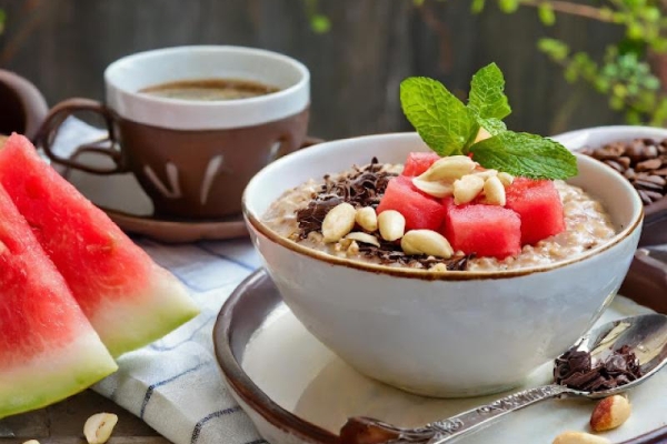 Owsianka kawowa z arbuzem, fistaszkami i czekoladą / Coffee oatmeal with watermelon, peanuts and chocolate