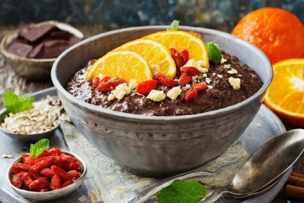 Owsianka czekoladowa z pomarańczą, jagodami goji i chałwą / Chocolate oatmeal with orange, goji and halva