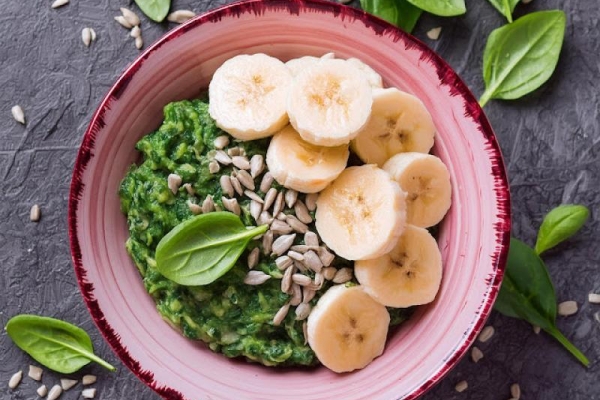 Owsianka ze szpinakiem, bananem i ziarnem słonecznika / Oatmeal with spinach, banana and sunflower seeds