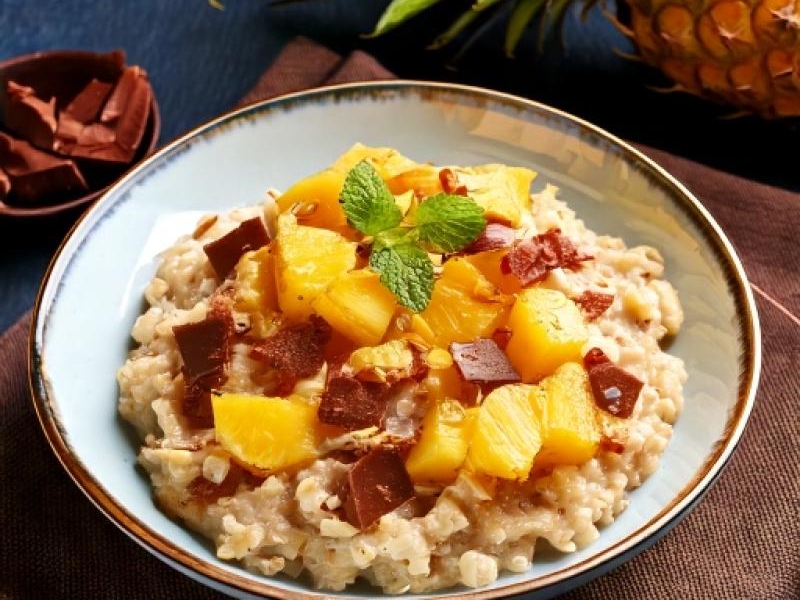 Owsianka z ananasem, marcepanem i czekoladą / Oatmeal with pineapple, marzipan and chocolate