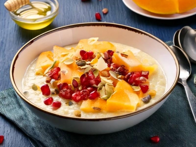 Owsianka z melonem, granatem i pistacjami / Oatmeal with melon, pomegranate and pistachios