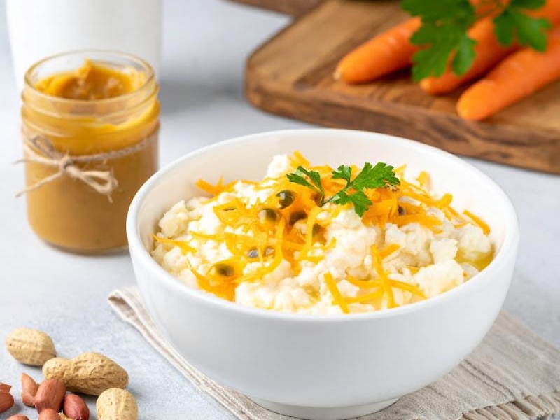 Owsianka z marchewką, marakują, ricottą i masłem orzechowym / Oatmeal with carrot, passionfruit, ricotta and peanut butter