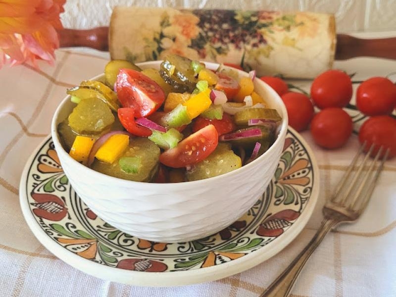 Kolorowa sałatka z ogórków kiszonych i pomidorków do obiadu