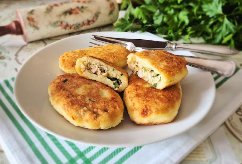 Kotlety ziemniaczane nadziewane mięsem z rosołu
