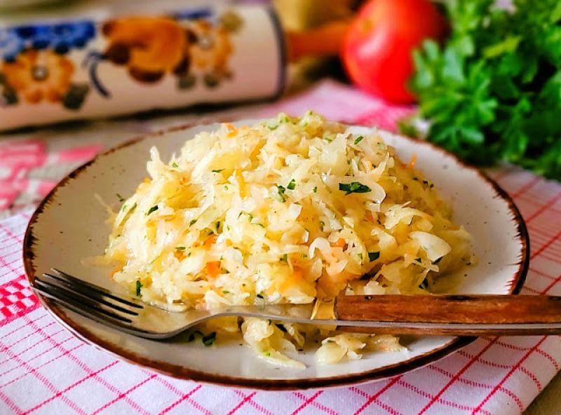 Szybka surówka z kiszonej kapusty
