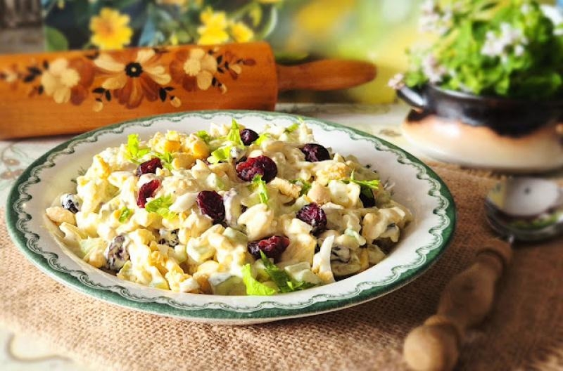 Sałatka makaronowa z kurczakiem curry i żurawiną