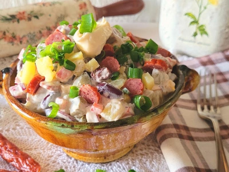 Sałatka rycerska z kabanosem