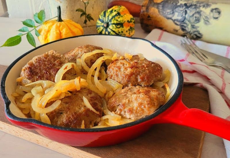 Mielone steki z cebulą