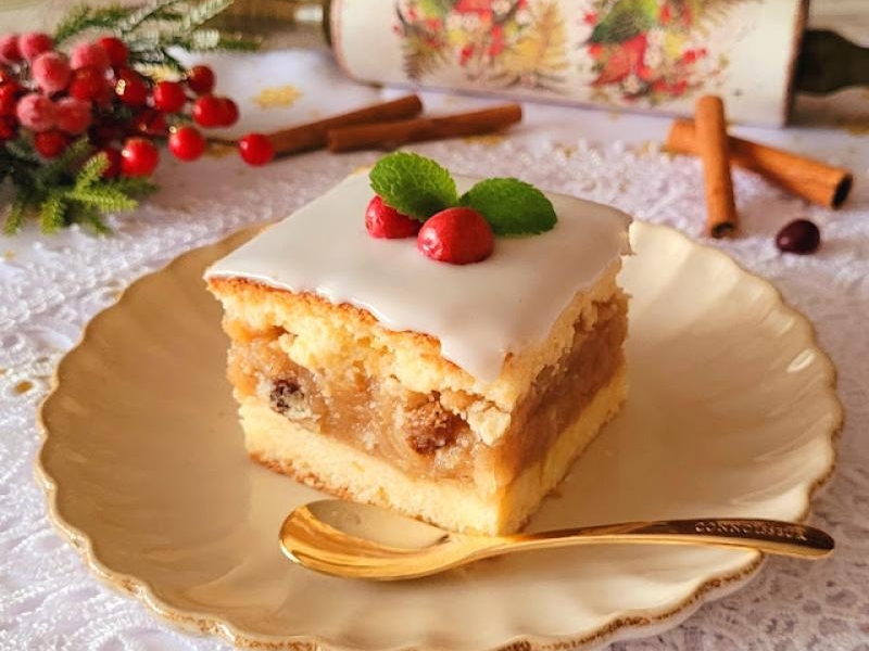 Świąteczny jabłecznik lukrowany