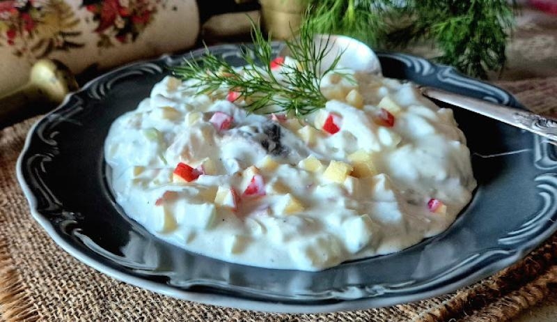 Śledź z jabłkiem i cebulą w śmietanie