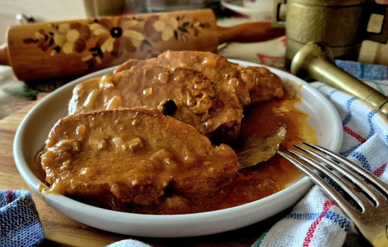 Schab duszony w sosie własnym