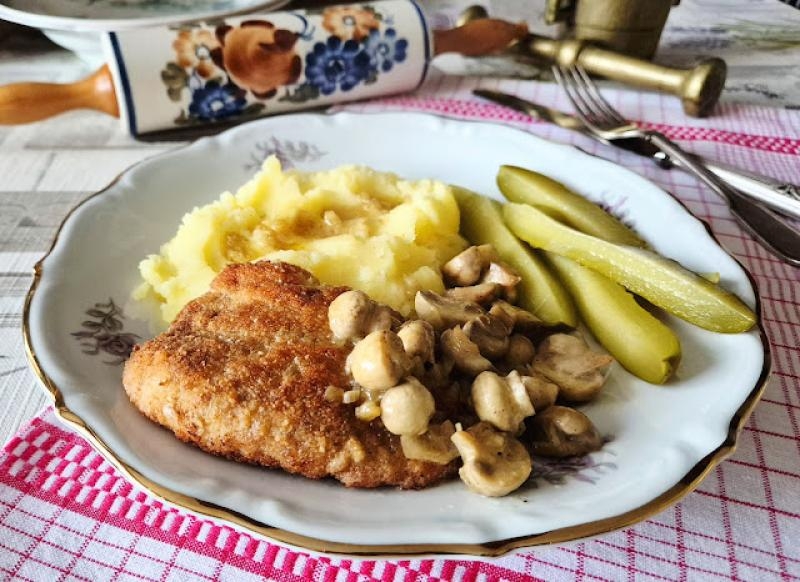 Schabowy podwójnie panierowany z pieczarkami