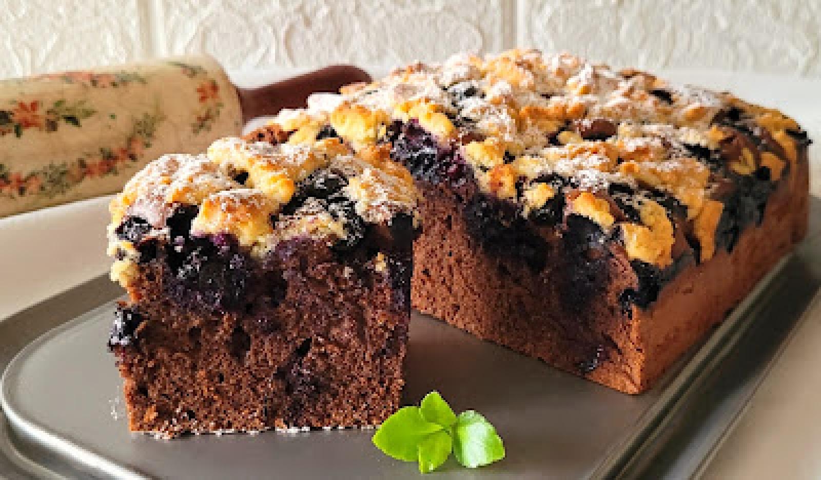 Ciasto czekoladowe z borówkami i kruszonką