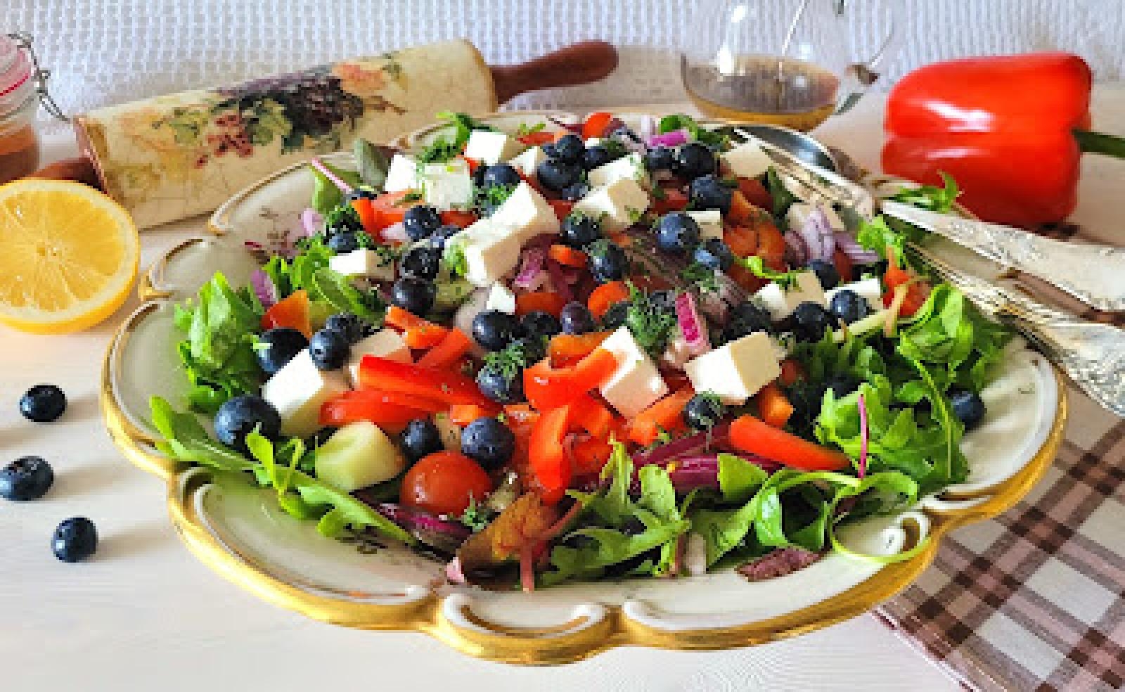 Sałatka imprezowa z fetą i borówkami