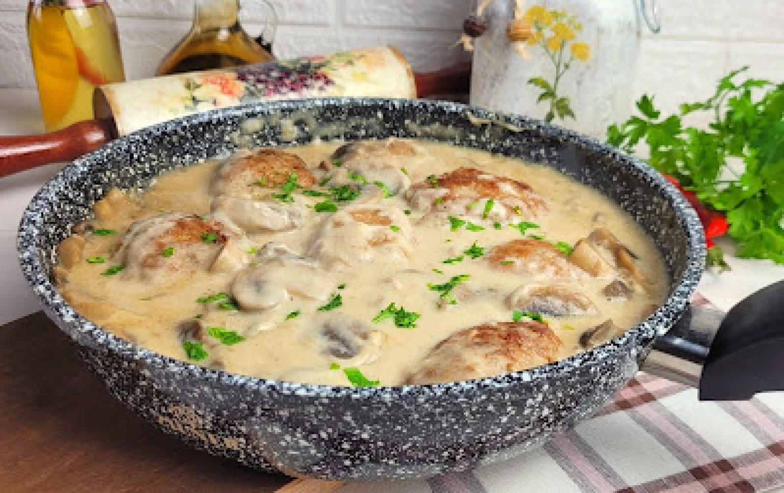 Kotlety mielone w sosie pieczarkowo -śmietanowym